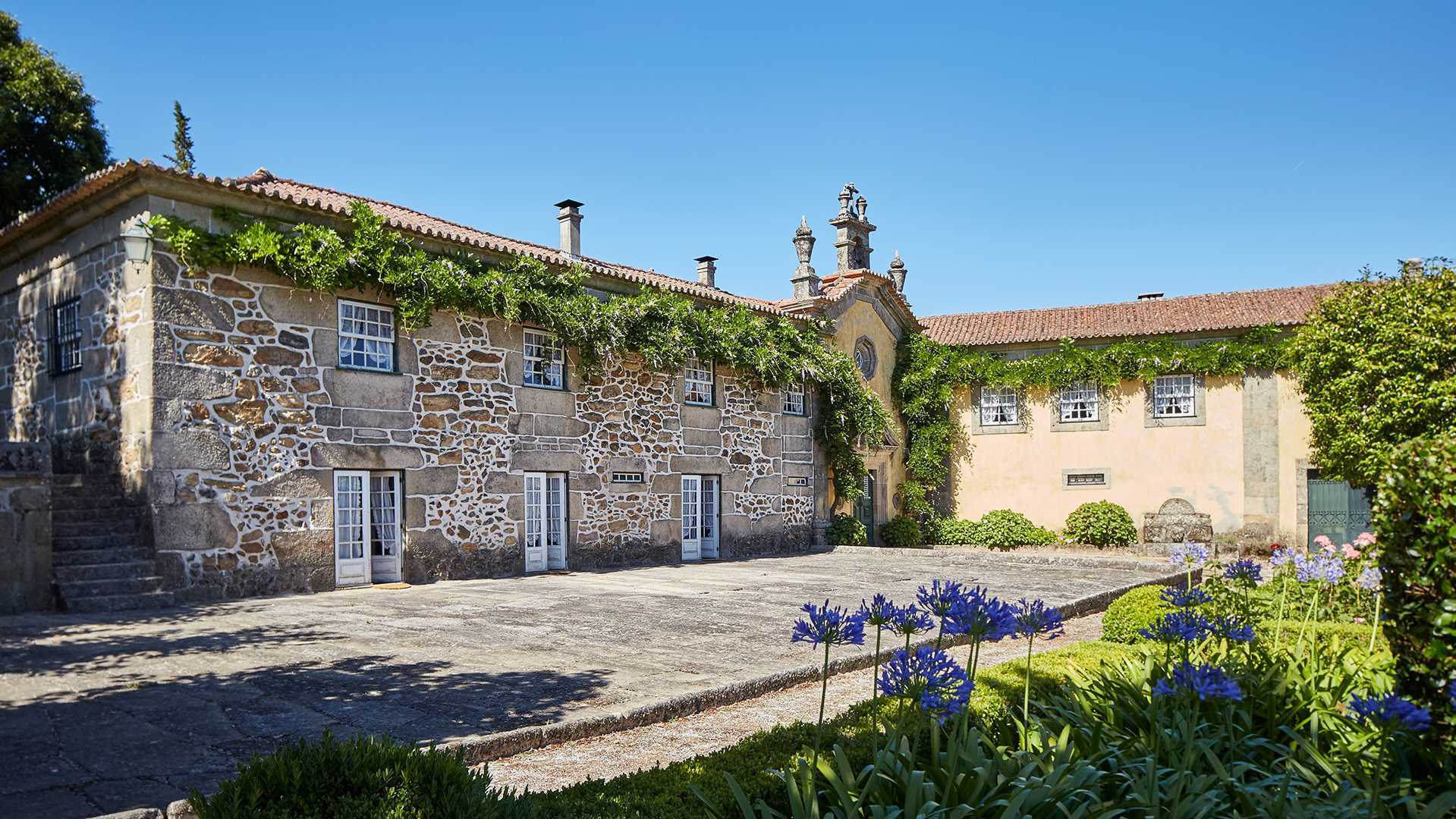 Casa de apostas portugal. Дом в Португалии. Бежа Португалия. Каменный дом в Селорико-де-Басто. Каса де Мон.